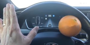 tesla autopilot pomaranc